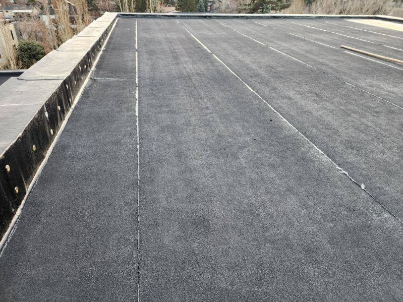 Long parapet and membrane run on a commercial building